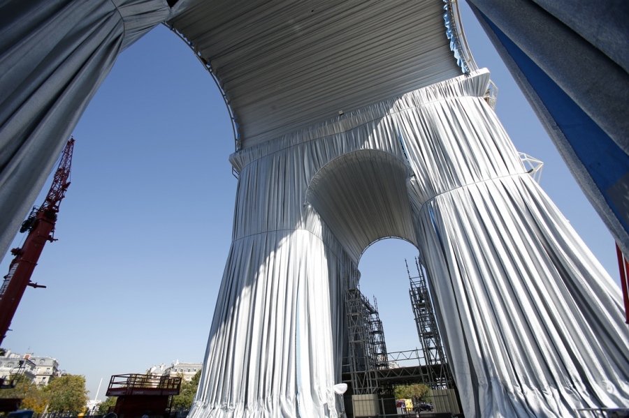 Туристите в Париж реагират със смесени чувства на опакованата Триумфална арка по проект на Кристо